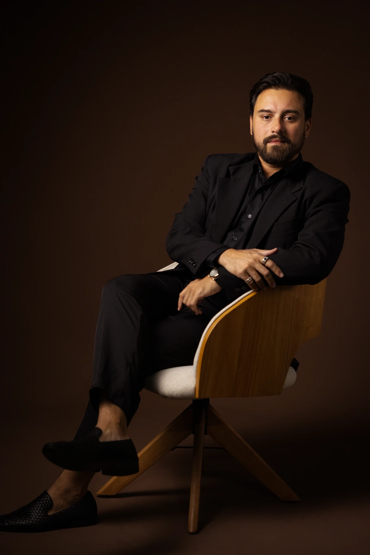 Fabiano Pinto sentado, vestindo terno preto